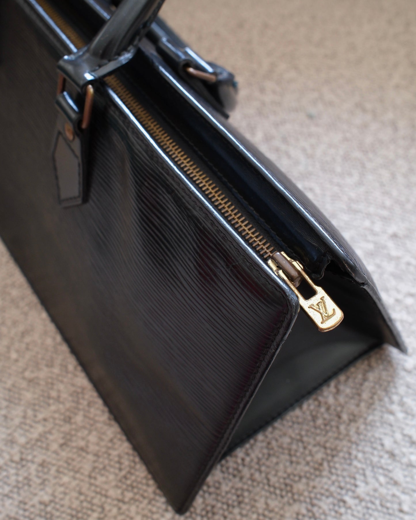 Lоuіs Vuіttоn Triangle Bag